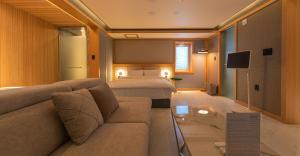 庆州Hwangridan Stay的客厅配有沙发和1张床