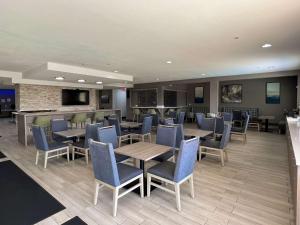 锡布鲁克Comfort Suites Seabrook - Kemah的一间带桌椅的餐厅和一间酒吧