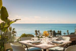 尼斯Anantara Plaza Nice Hotel - A Leading Hotel of the World的一张餐桌,享有海景