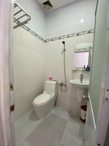 芹苴My Kim Hotel - Ngay Bến Ninh Kiều的白色的浴室设有卫生间和水槽。