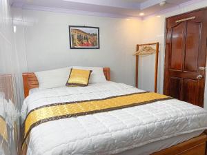 芹苴My Kim Hotel - Ngay Bến Ninh Kiều的一间卧室配有一张黄色枕头的床