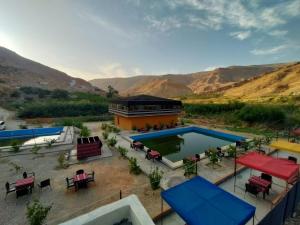 TufailahSail Alhasa Tourist Resort-Tafila的享有带游泳池的度假村的顶部景致