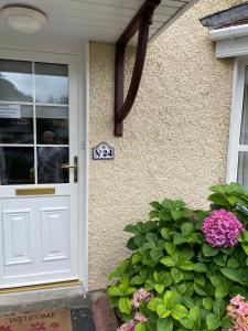 沃特福德Faithlegg Estate, Mews Holiday Home, Waterford的花房边的白色门