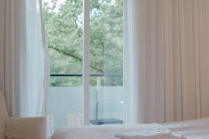 奇维克希维克酒店的一间卧室设有一张床和一个大窗户