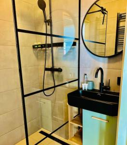 布雷达Ruim comfortabel appartement centrum Breda MET restaurant!的带淋浴、盥洗盆和镜子的浴室