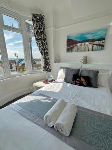 滨海绍森德Wns Southend -on-Sea的一间卧室配有一张大床和两条毛巾
