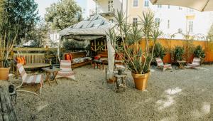 萨尔茨堡arte vida boutique guesthouse的庭院配有桌椅和植物