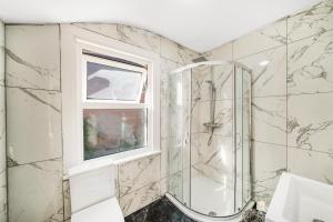 查塔姆A Stunning 3Bed house with WiFi的带淋浴的浴室和窗户。