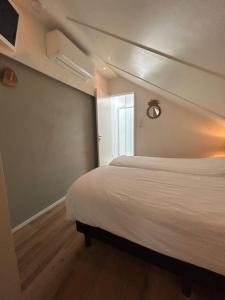 登堡Boetje 51的卧室配有白色的床和窗户。