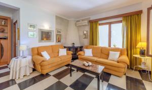 坎帕斯蒂利亚Villa antonio的客厅配有2张橙色沙发和1张桌子