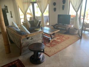 马特姆维Zi Villa Beach Cottage的客厅配有沙发和桌子