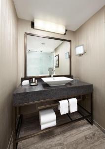 洛杉矶Sheraton Gateway Los Angeles Hotel的一间带水槽和大镜子的浴室