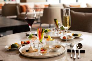 八幡平市ANA InterContinental Appi Kogen Resort, an IHG Hotel的餐桌,带食物盘和酒杯