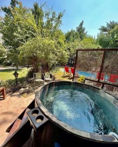 圣何塞德迈波El Encanto del Manzano & Espacio Vittalia Spa的庭院里的大型浴缸