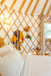 奥斯汀Camposanto Glamping - The Macaw Yurt的蒙古包内带一张床的房间