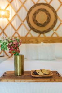 奥斯汀Camposanto Glamping - The Macaw Yurt的木板,带饼干和花瓶