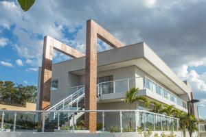 卡达斯诺瓦斯Casa Jardins da Lagoa的带阳台的白色建筑,棕榈树