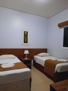 卡达斯诺瓦斯Casa Jardins da Lagoa的酒店客房设有两张床和一台平面电视。