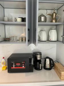阿哈达Al Hada Hills Residential Unit的厨房柜台配有咖啡机和微波炉