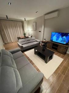阿哈达Al Hada Hills Residential Unit的带沙发和平面电视的客厅