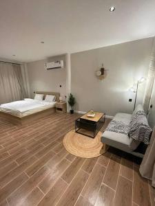 阿哈达Al Hada Hills Residential Unit的客房设有床、沙发和桌子。