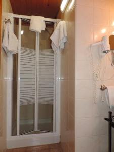Aransá卡尔桑迪克酒店的带淋浴的浴室和玻璃门