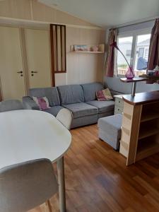 Stacaravan met eigen terras en tuin 6personen的休息区