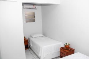 博阿维斯塔Novo Hotel的白色的卧室设有床和窗户