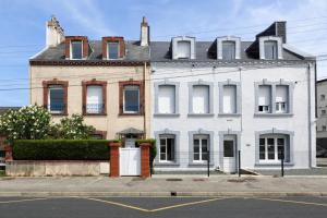 瑟堡La Hague - Second Souffle - Cherbourg的街上的白色房子,有白色门