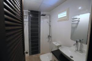 芭堤雅市中心The Pattaya Sports Hub的浴室配有卫生间、盥洗盆和淋浴。
