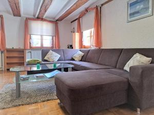OwingenFerienwohnungen Dürringer的客厅配有沙发和桌子
