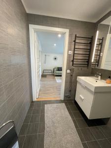 法伦2 bedroom apartment in Falun - 2km from centrum的一间带水槽和镜子的浴室以及走廊