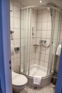 斯图加特埃菲酒店的带淋浴和卫生间的浴室