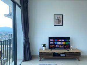 莎阿南Trefoil @ Studio Comfy~Dhomestay 2的一间带电视和大窗户的客厅