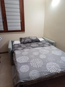 普拉La pecorella in vacanza IUN R3384的一间小卧室,配有床和窗户