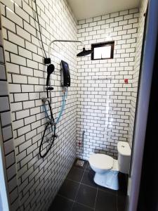 瓜拉丁加奴MINI HOTEL CONCEPT的带淋浴和卫生间的浴室