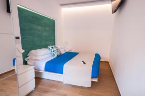 卡斯泰拉马莱White Home的一间小卧室,配有一张床和一个绿色的粉笔板