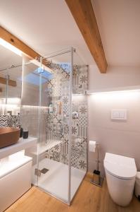 卡斯泰拉马莱White Home的一间带玻璃淋浴间和卫生间的浴室