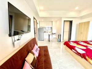 西哈努克Prince Mall Appartment - 400m to Sokha Beach的带沙发的客厅和厨房