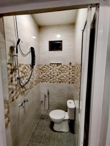 瓜拉丁加奴MINI HOTEL CONCEPT的一间带卫生间和淋浴的小浴室
