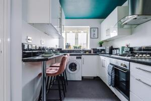 LitherlandLovely 4 Bed/ Monthly Discount/ Bottle的白色的厨房配有洗衣机和烘干机