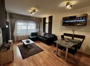 布达佩斯勒达公寓酒店的客厅配有沙发和桌子