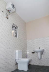 乌约E&T Luxury Apartments的一间带卫生间和水槽的浴室