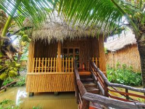 芹苴Bamboo Eco Village的小屋,屋顶茅草顶,楼梯