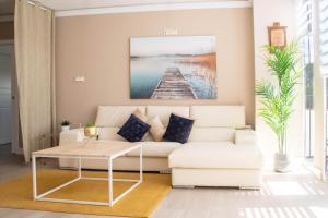 多列毛利诺斯Apartamento con sol de paz的客厅配有白色的沙发和桌子
