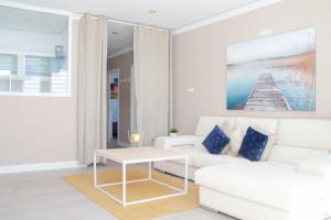 多列毛利诺斯Apartamento con sol de paz的客厅配有白色的沙发和桌子