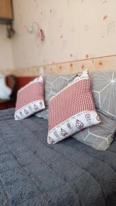 盖雷Hôtel Le Pommeil的床上有2个枕头