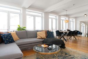 埃森Golden-Loft 92qm, zentral & ruhig, Messe I HBF nah的客厅配有沙发和桌子