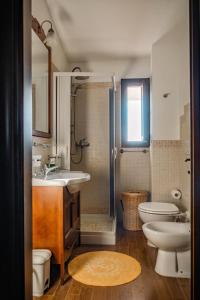 塔维亚诺VILLETTA NEL VERDE CON PISCINA a 5 MINUTI DA GALLIPOLI的一间带水槽、淋浴和卫生间的浴室
