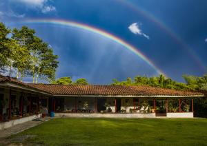 佩雷拉Villa Cristina - Casa Boutique的房屋上方的天空中的一个彩虹